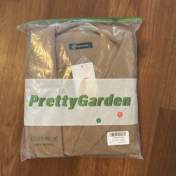 Women’s sleeveless suit and wide pant set - Picture 8 of 8